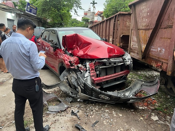 Hà Nội: Ô tô nát đầu vì tài xế đỗ sát đường ray tàu hỏa- Ảnh 2.