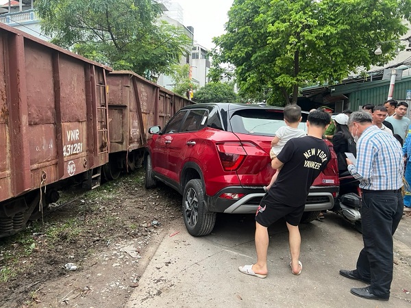 Hà Nội: Ô tô nát đầu vì tài xế đỗ sát đường ray tàu hỏa- Ảnh 1.