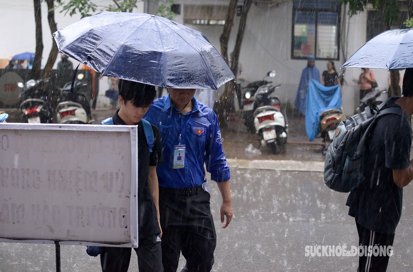 Hơn 5.000 thí sinh 'đội' mưa tầm tã đến trường thi lớp 10 chuyên Sư phạm- Ảnh 11.