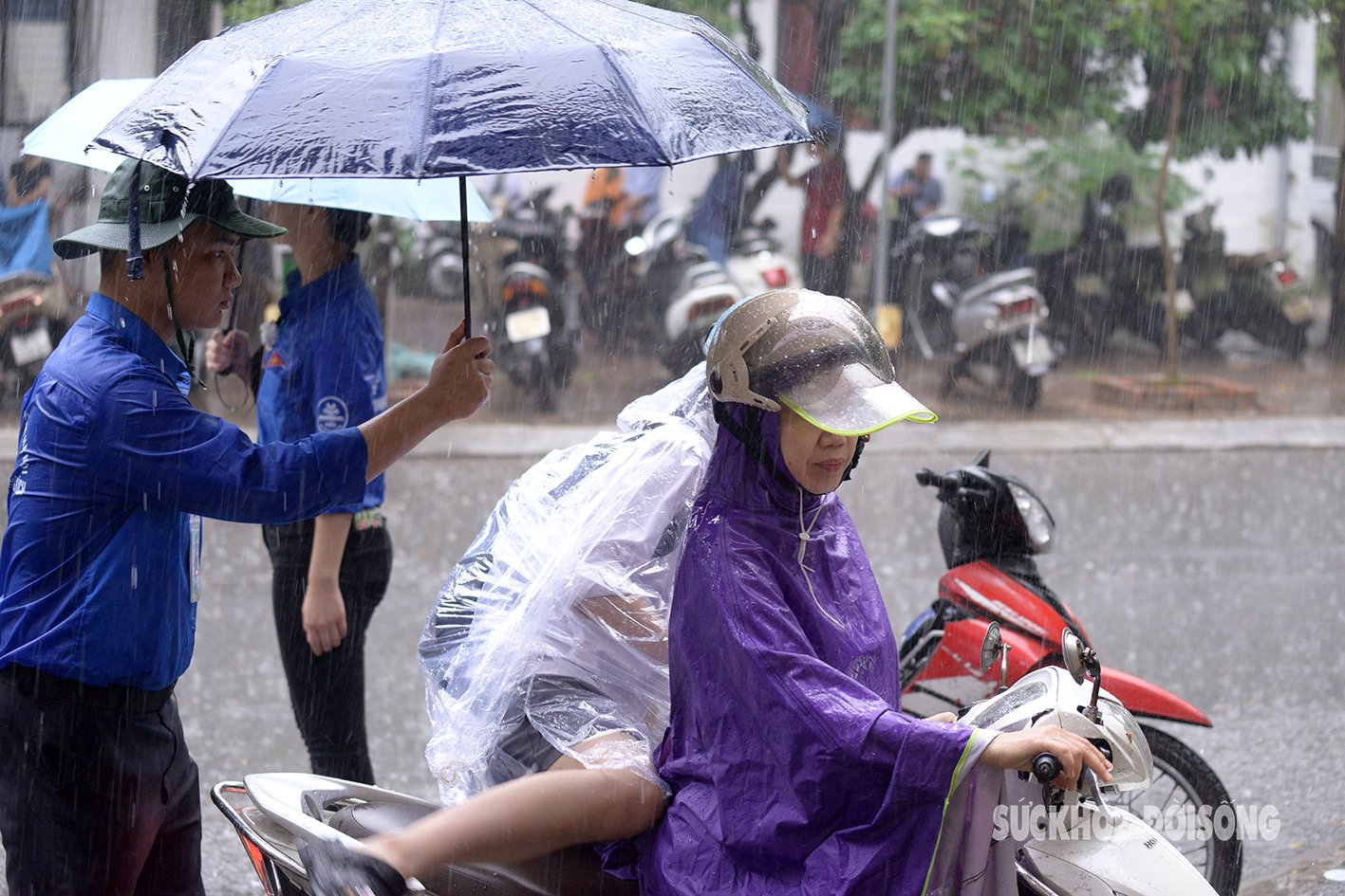 Hơn 5.000 thí sinh 'đội' mưa tầm tã đến trường thi lớp 10 chuyên Sư phạm- Ảnh 1.