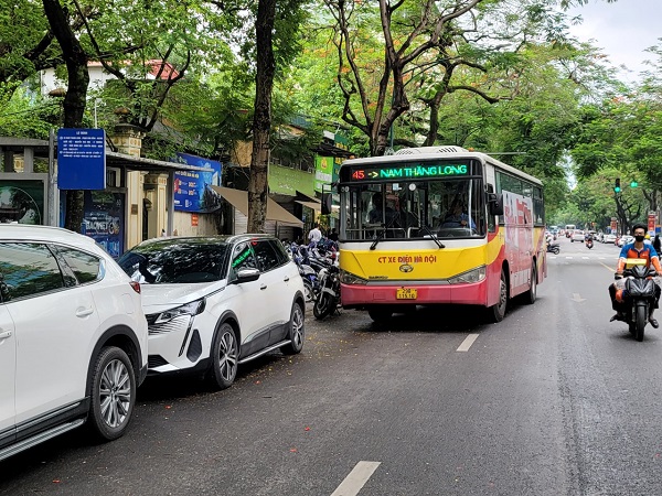 Công an Hà Nội xử lý ô tô dừng đỗ lấn chiếm khu vực nhà chờ xe buýt- Ảnh 1.
