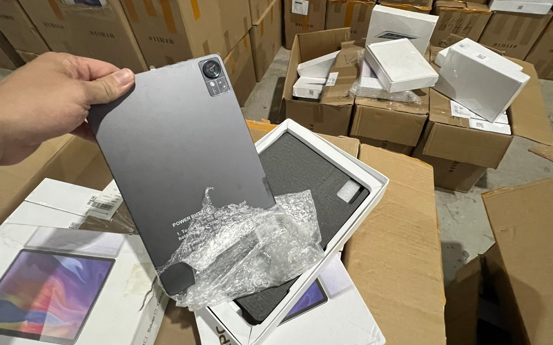 Phát hiện kho hàng lớn chứa 2.000 máy tính bảng, iphone nghi nhập lậu tại Hà Nội