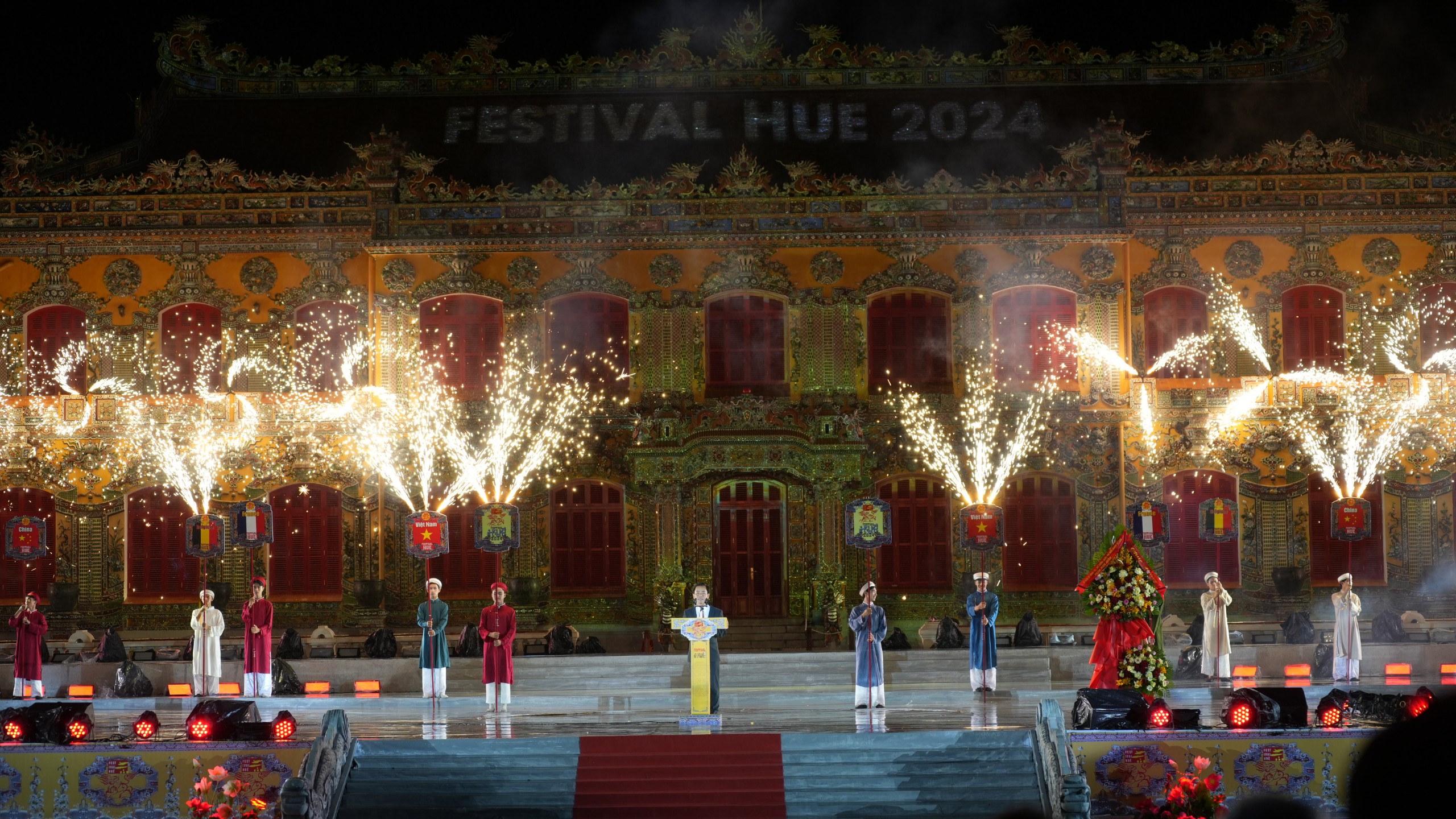 Những hình ảnh ấn tượng tại đêm khai mạc Tuần lễ Festival nghệ thuật Quốc tế Huế- Ảnh 4.