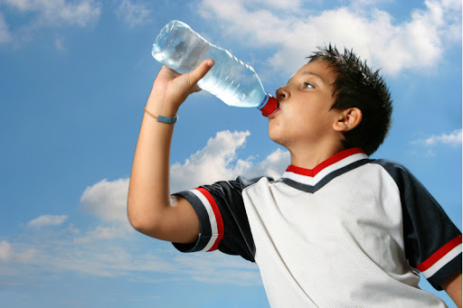 Mùa hè nên uống bao nhiêu nước là đủ?- Ảnh 2.