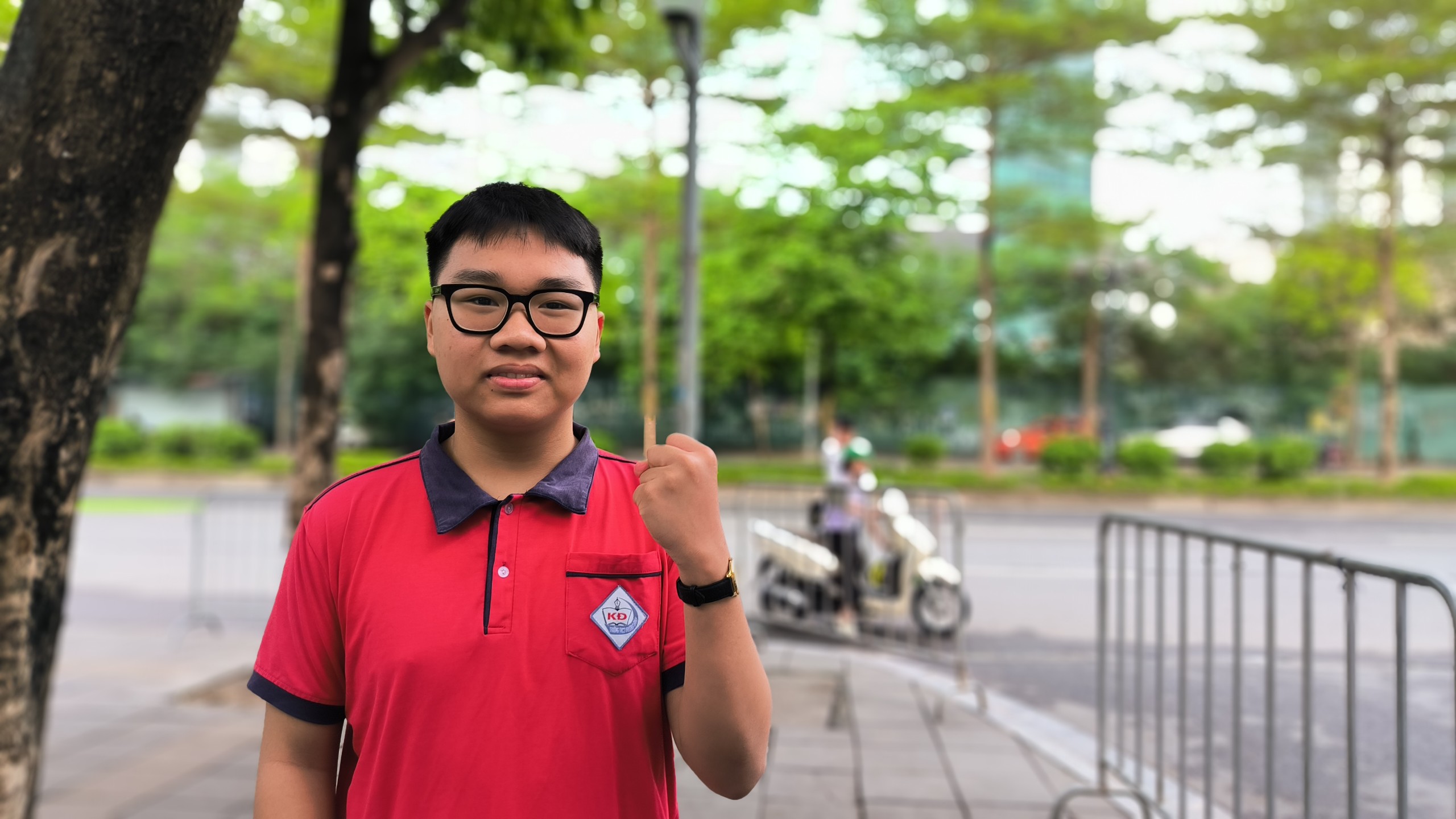 Kỳ thi tuyển sinh lớp 10: Gần 106.000 thí sinh Hà Nội bước vào môn thi duy nhất theo hình thức tự luận- Ảnh 1.