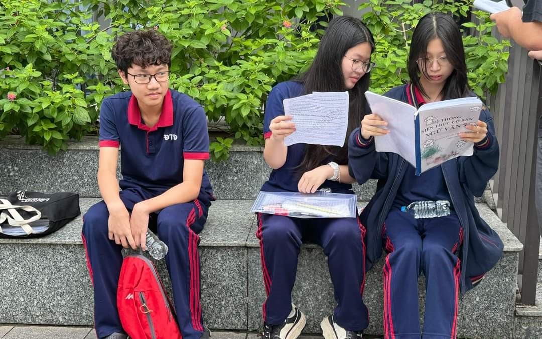 Kỳ thi tuyển sinh lớp 10: Gần 106.000 thí sinh Hà Nội bước vào môn thi duy nhất theo hình thức tự luận- Ảnh 4.