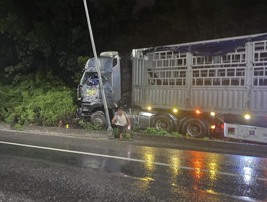 Thông tin mới nhất vụ tai nạn liên hoàn giữa 3 ô tô trong đêm mưa ở Huế- Ảnh 3.