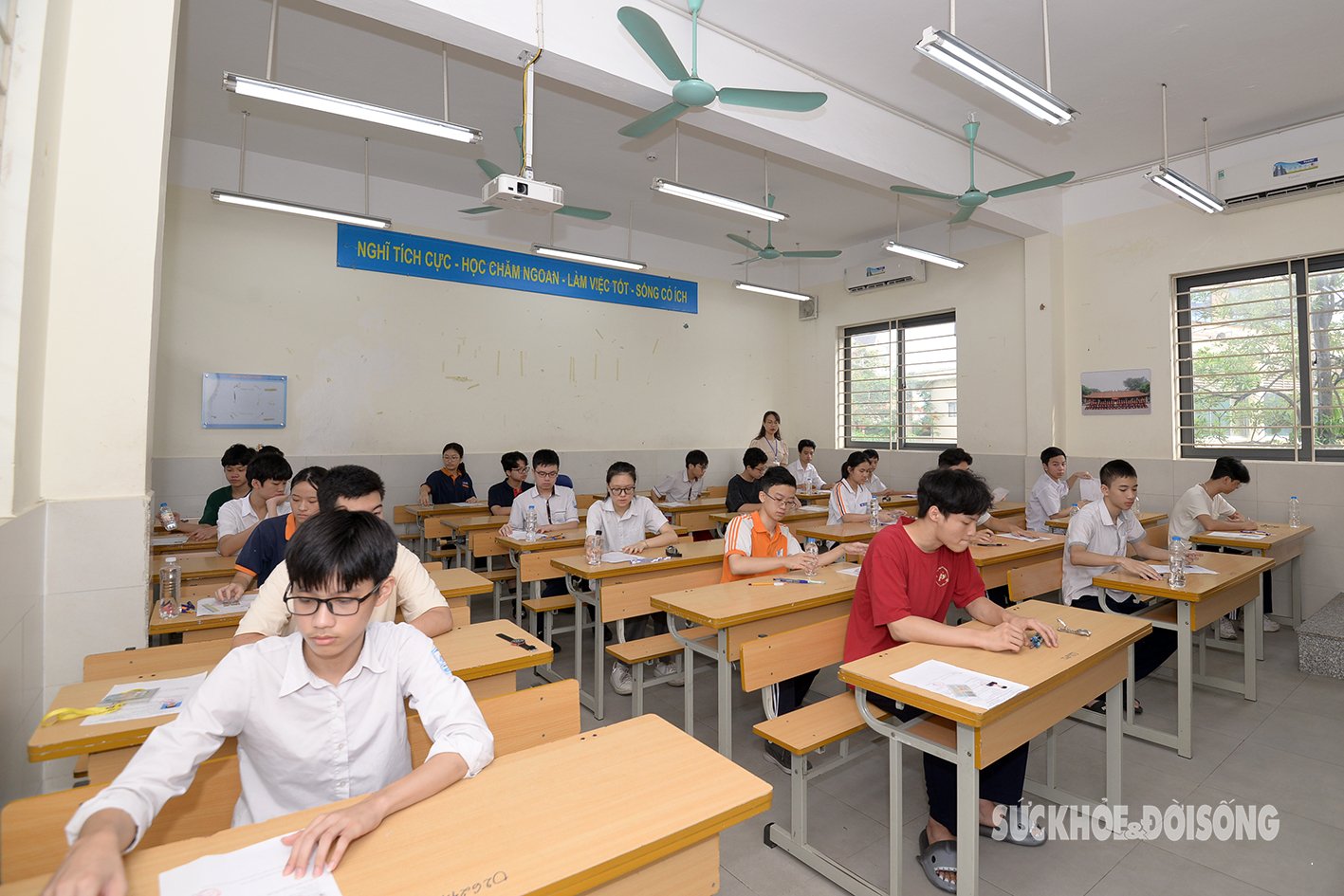 Kỳ thi tuyển sinh lớp 10: Gần 106.000 thí sinh Hà Nội bước vào môn thi duy nhất theo hình thức tự luận- Ảnh 7.