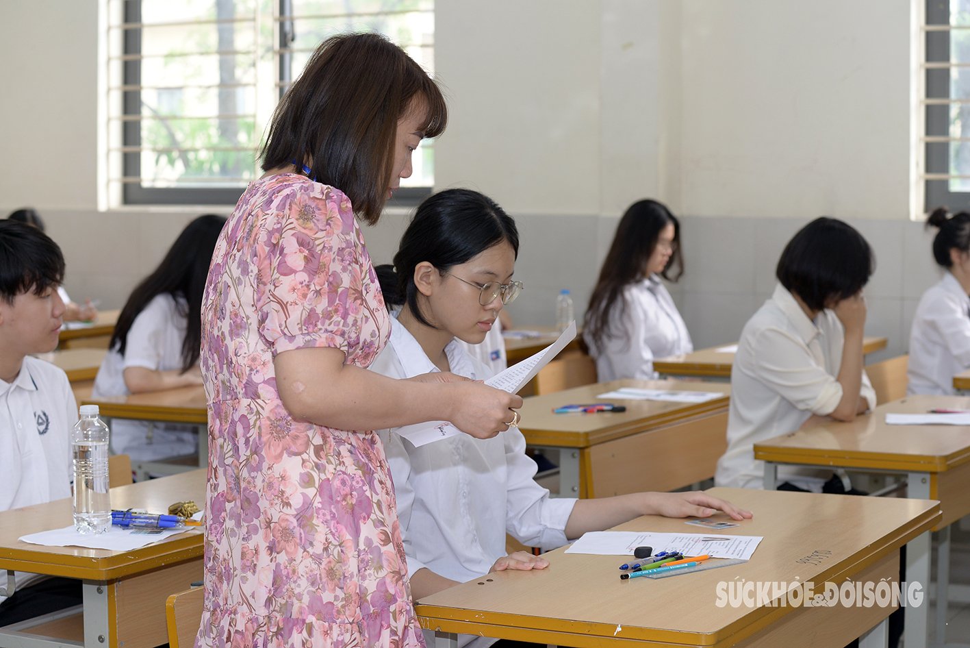 Kỳ thi tuyển sinh lớp 10: Gần 106.000 thí sinh Hà Nội bước vào môn thi duy nhất theo hình thức tự luận- Ảnh 10.