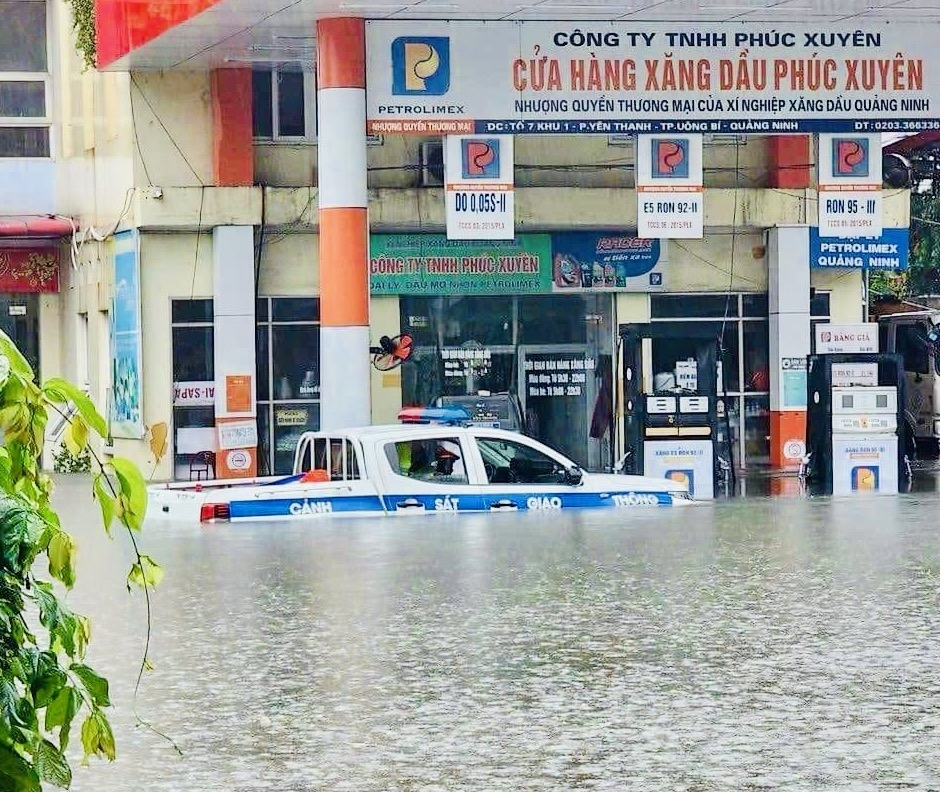 Mưa lớn kéo dài nhấn chìm nhiều tuyến phố ở Quảng Ninh, Hải Phòng- Ảnh 1.