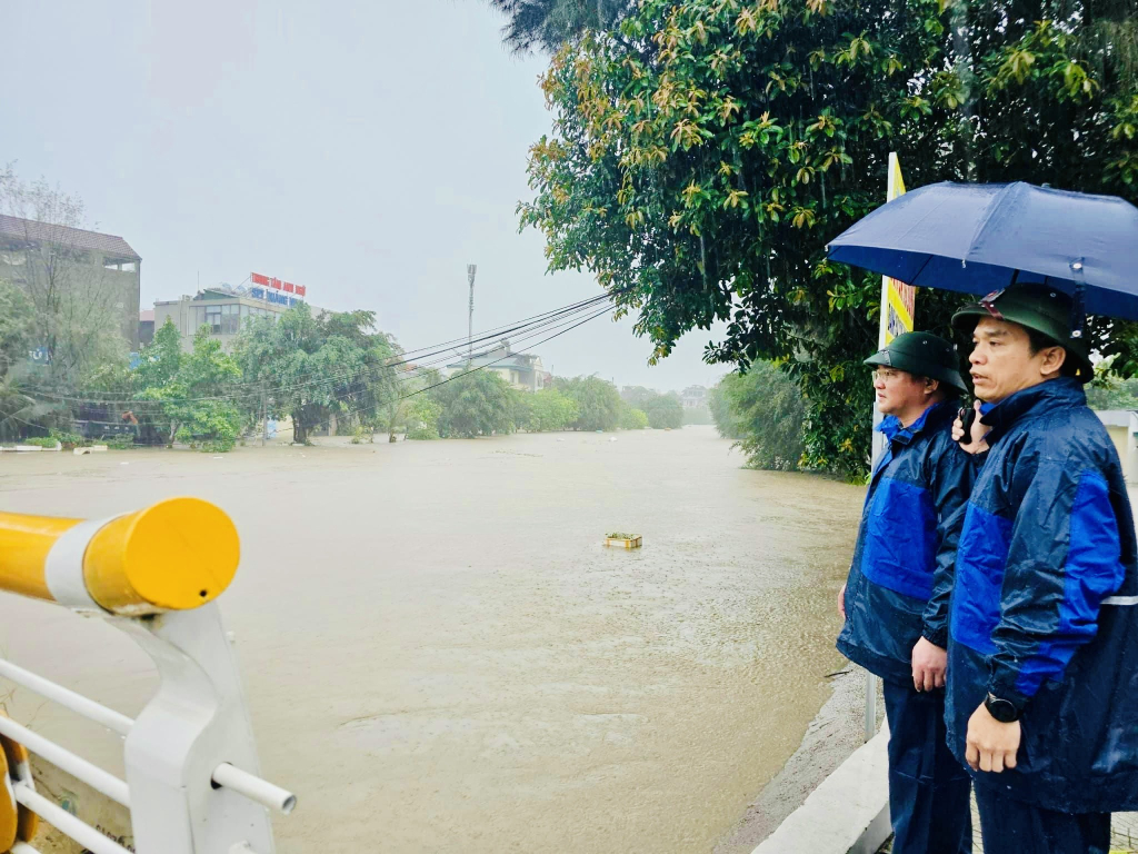 Mưa lớn kéo dài nhấn chìm nhiều tuyến phố ở Quảng Ninh, Hải Phòng- Ảnh 2.