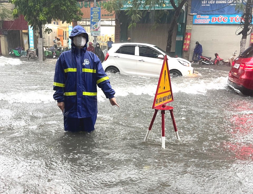 Mưa lớn kéo dài nhấn chìm nhiều tuyến phố ở Quảng Ninh, Hải Phòng- Ảnh 7.