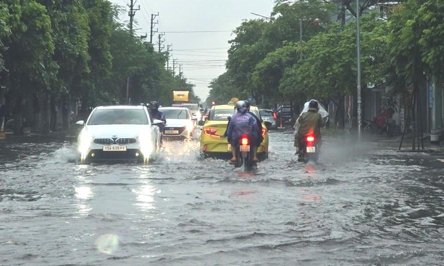 Mưa lớn kéo dài nhấn chìm nhiều tuyến phố ở Quảng Ninh, Hải Phòng- Ảnh 5.