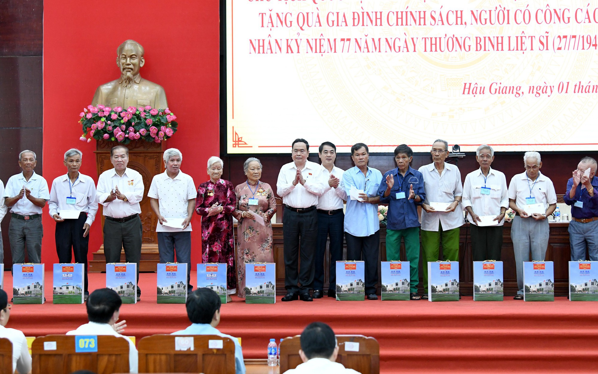 Chủ tịch Quốc hội trao tặng quà cho người có công với cách mạng tỉnh Hậu Giang