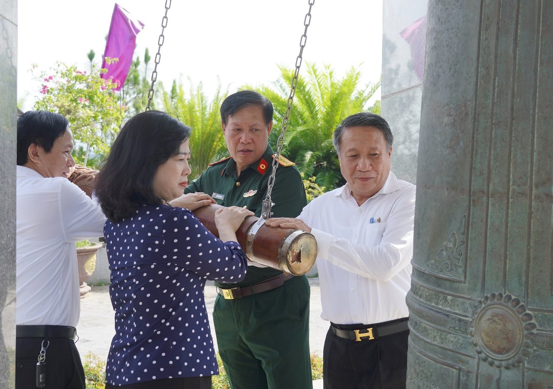 Bộ trưởng Bộ Y tế Đào Hồng Lan tri ân các Anh hùng, Liệt sĩ tại tỉnh Hà Tĩnh, Quảng Trị- Ảnh 3.