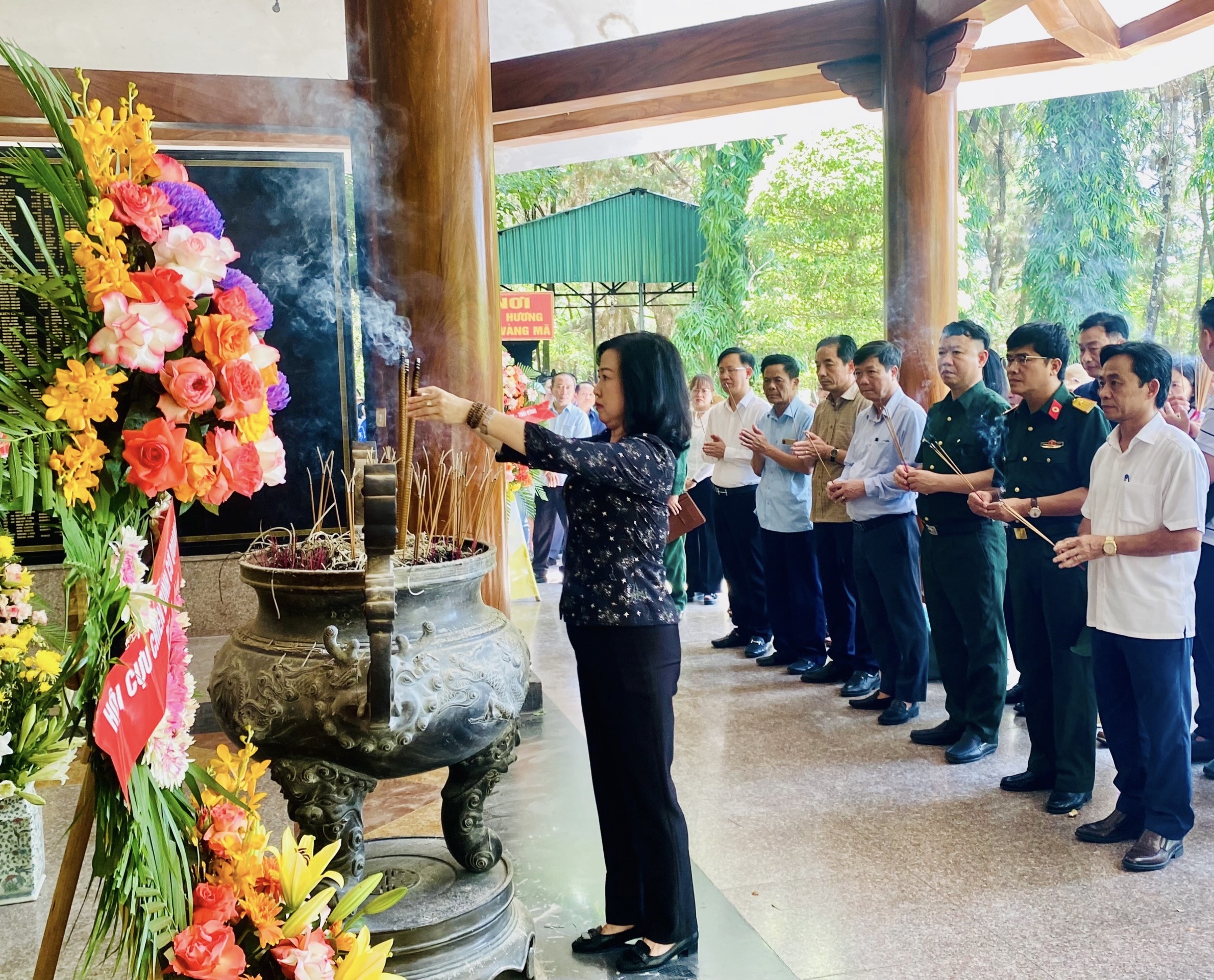 Bộ trưởng Bộ Y tế Đào Hồng Lan tri ân các Anh hùng, Liệt sĩ tại tỉnh Hà Tĩnh, Quảng Trị- Ảnh 2.
