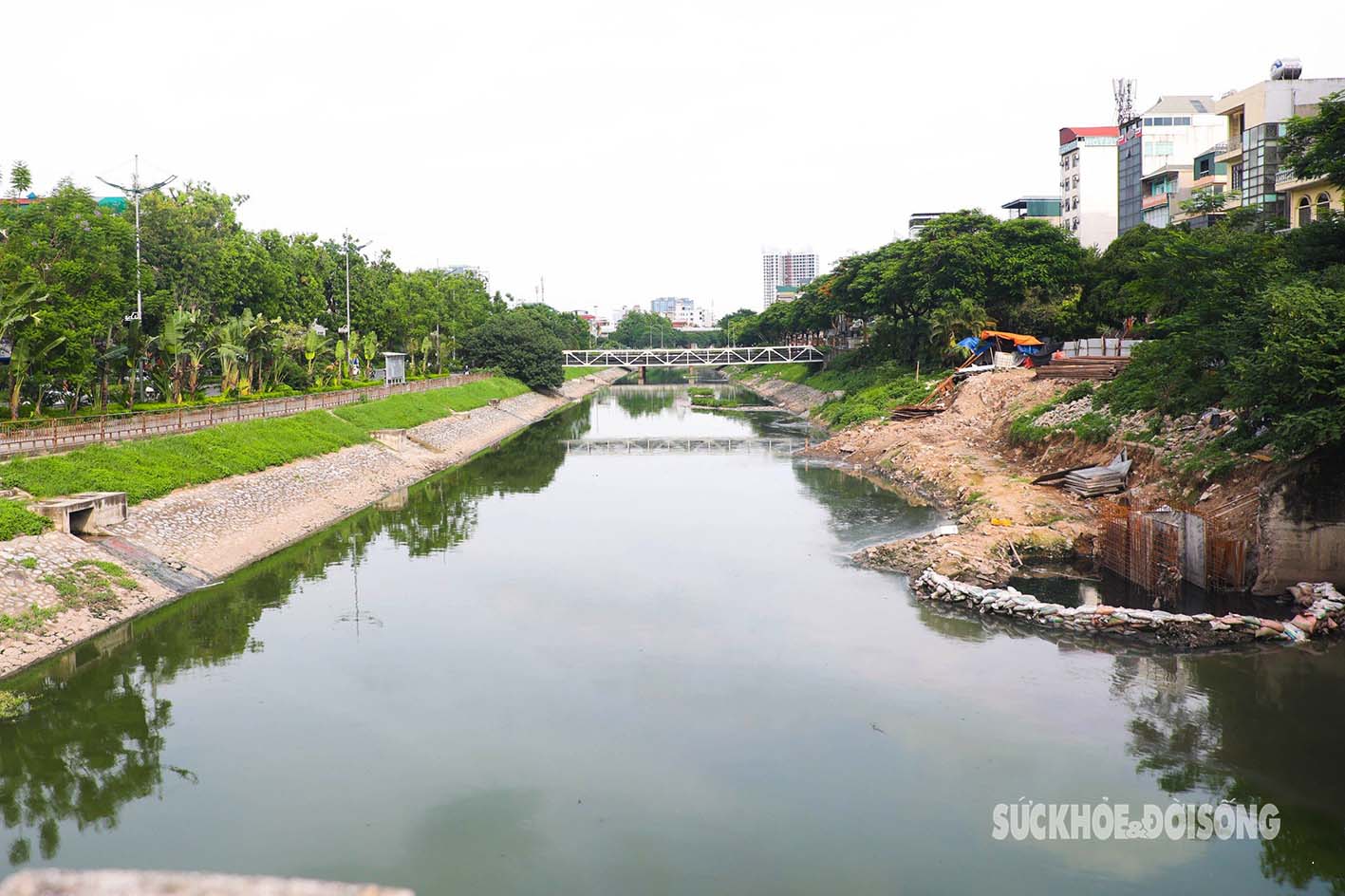 Ngỡ ngàng trước màu xanh lục của nước sông Tô Lịch- Ảnh 8.