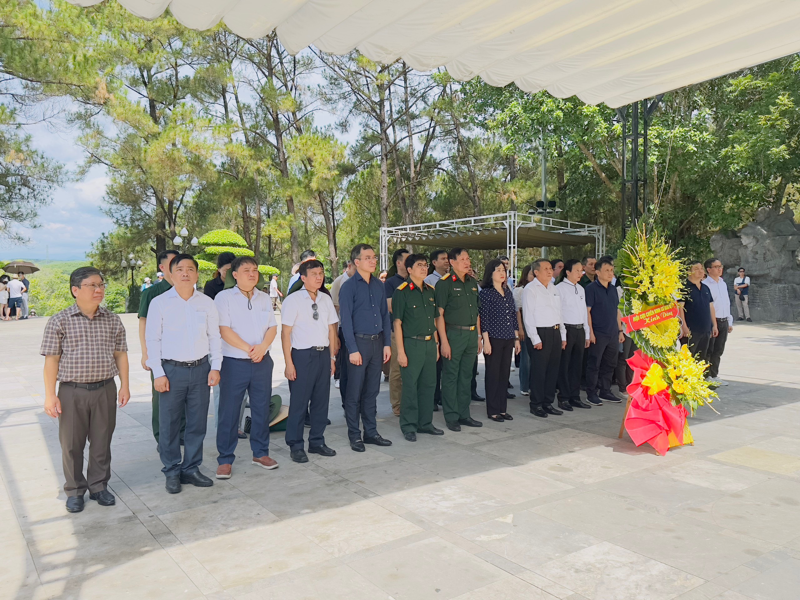 Bộ trưởng Bộ Y tế Đào Hồng Lan tri ân các Anh hùng, Liệt sĩ tại tỉnh Hà Tĩnh, Quảng Trị- Ảnh 4.