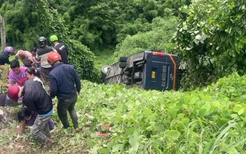 Xe khách chở 45 người lao xuống vực ở Đắk Nông