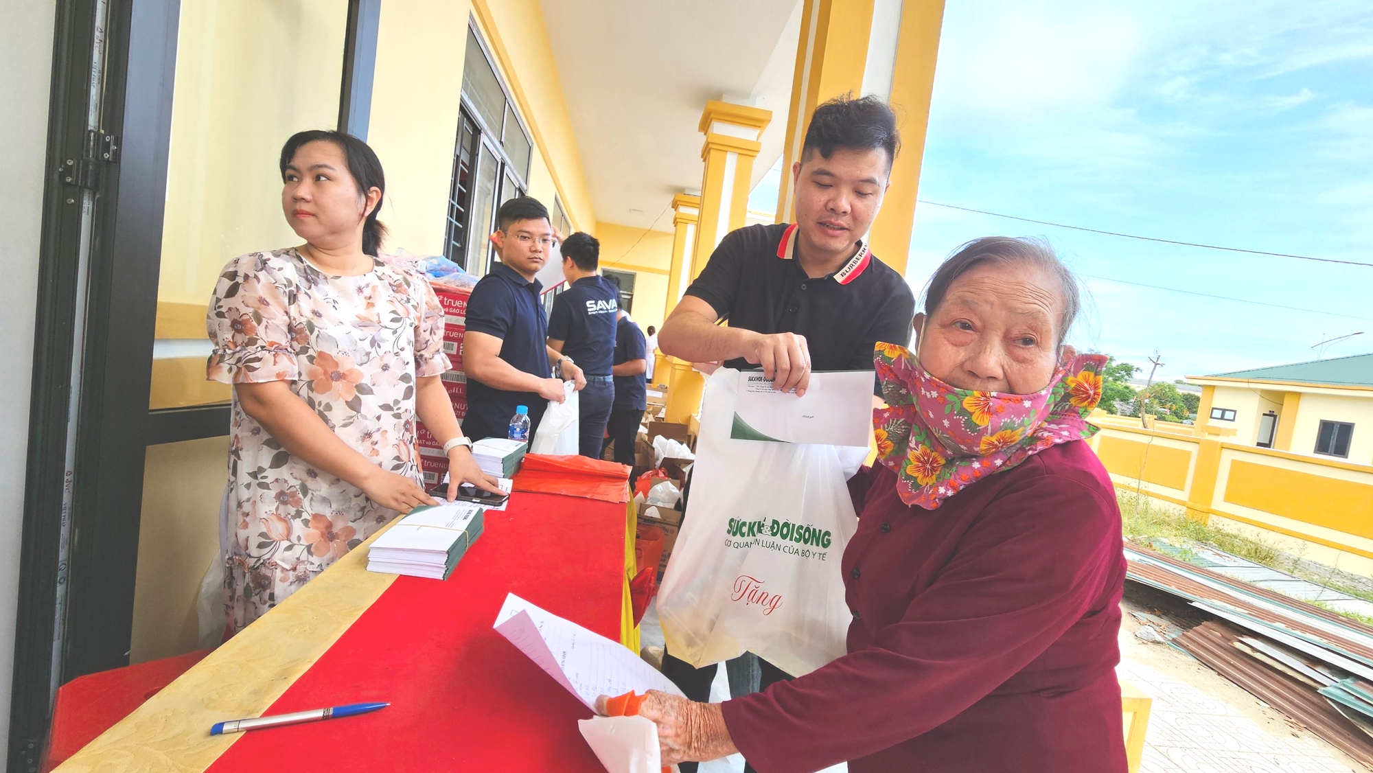 Người dân phấn khởi tham gia chương trình khám, cấp thuốc miễn phí do Báo Sức khỏe và Đời sống tổ chức- Ảnh 11.