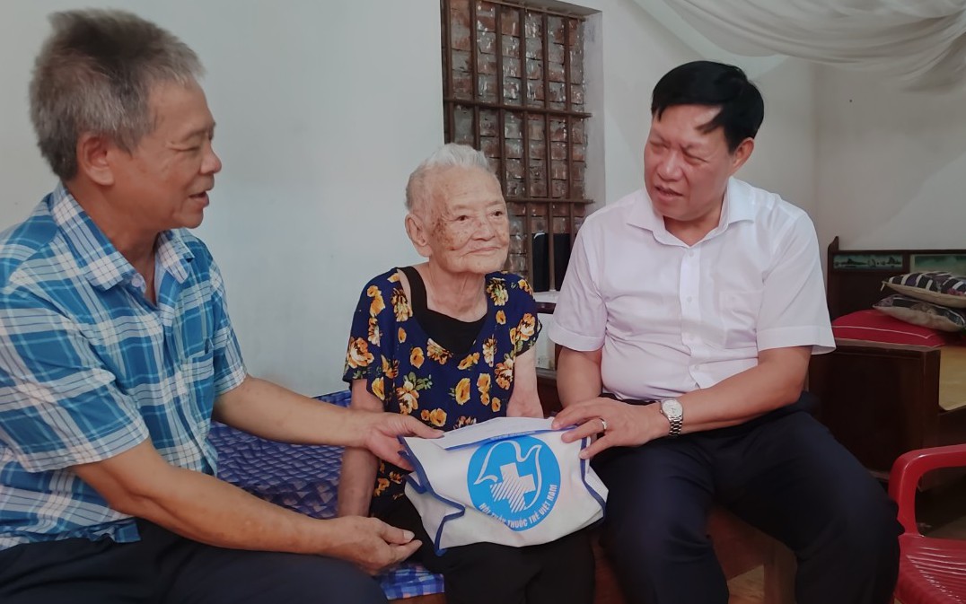 Bộ Y tế và Hội Thầy thuốc trẻ Việt Nam tri ân, khám chữa bệnh, tặng quà người dân Tiên Lữ