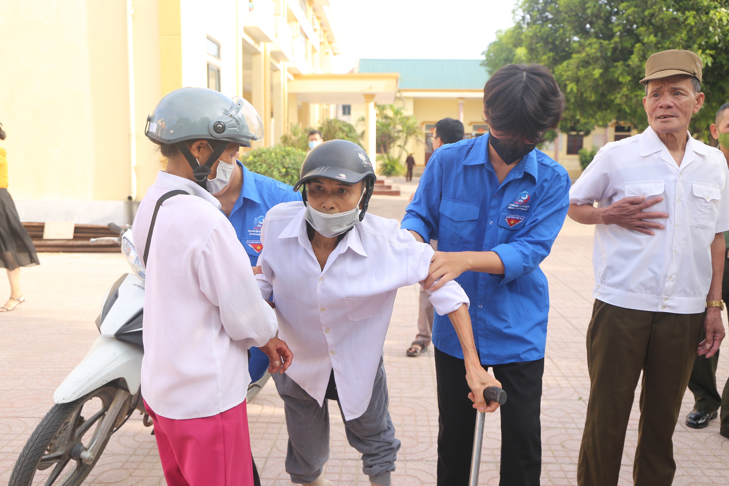 Người dân phấn khởi tham gia chương trình khám, cấp thuốc miễn phí do Báo Sức khỏe và Đời sống tổ chức- Ảnh 3.