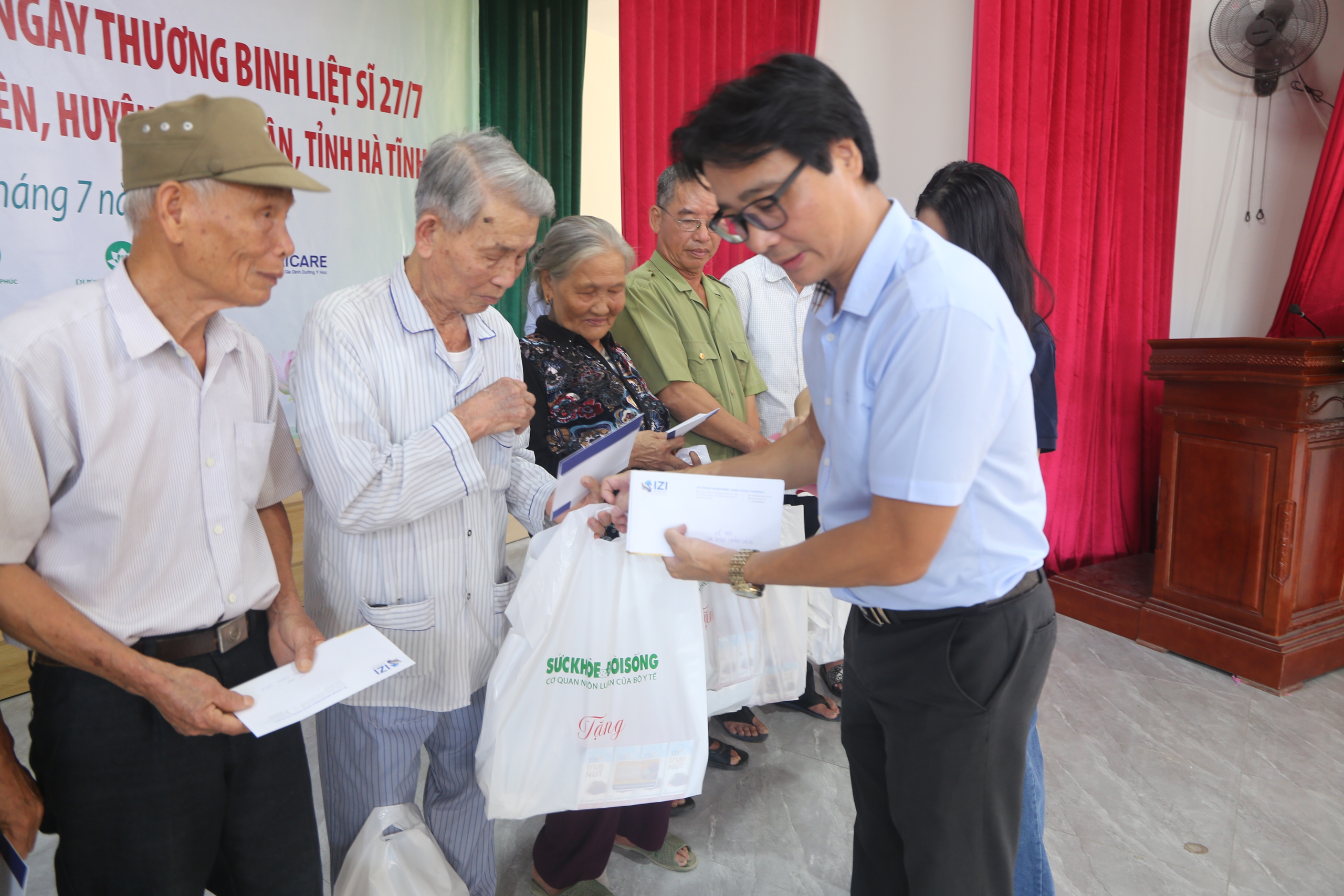 Người dân phấn khởi tham gia chương trình khám, cấp thuốc miễn phí do Báo Sức khỏe và Đời sống tổ chức- Ảnh 15.