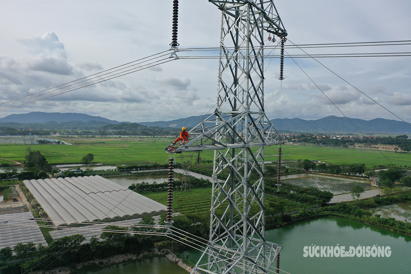 ‘Người nhện’ treo mình giữa không trung kéo đường dây 500kV mạch 3- Ảnh 9.