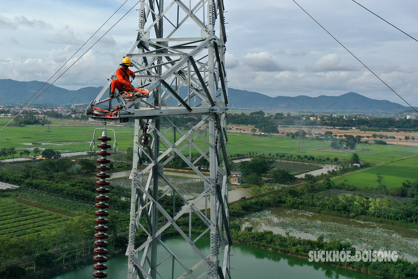 ‘Người nhện’ treo mình giữa không trung kéo đường dây 500kV mạch 3- Ảnh 10.