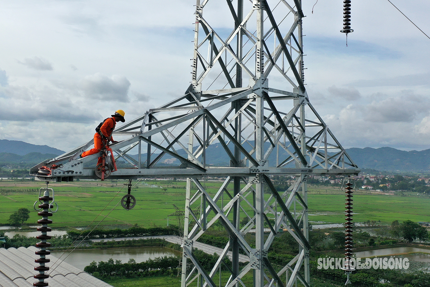 ‘Người nhện’ treo mình giữa không trung kéo đường dây 500kV mạch 3- Ảnh 4.