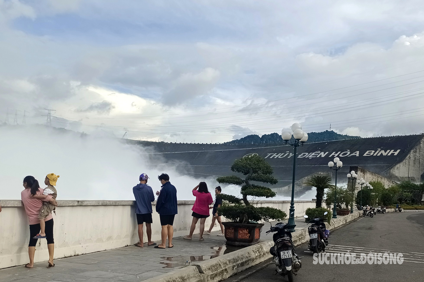 Người dân bất chấp nguy hiểm kéo nhau ra tắm sông khi thủy điện Hòa Bình xả lũ- Ảnh 10.