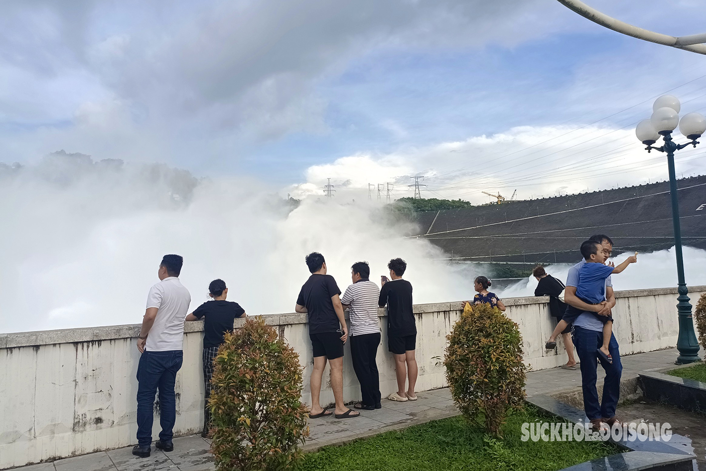 Người dân bất chấp nguy hiểm kéo nhau ra tắm sông khi thủy điện Hòa Bình xả lũ- Ảnh 12.