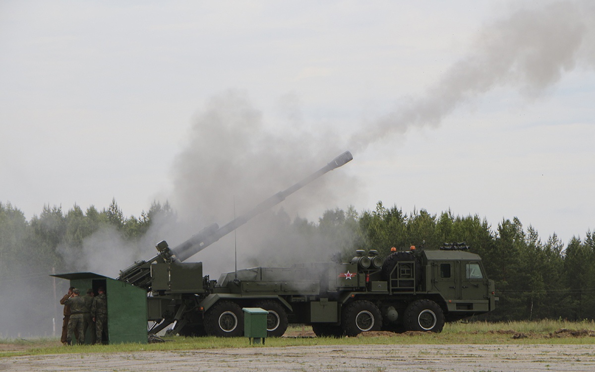 Pháo tự hành Malva Nga chống lại được hệ thống HIMARS Ukraine