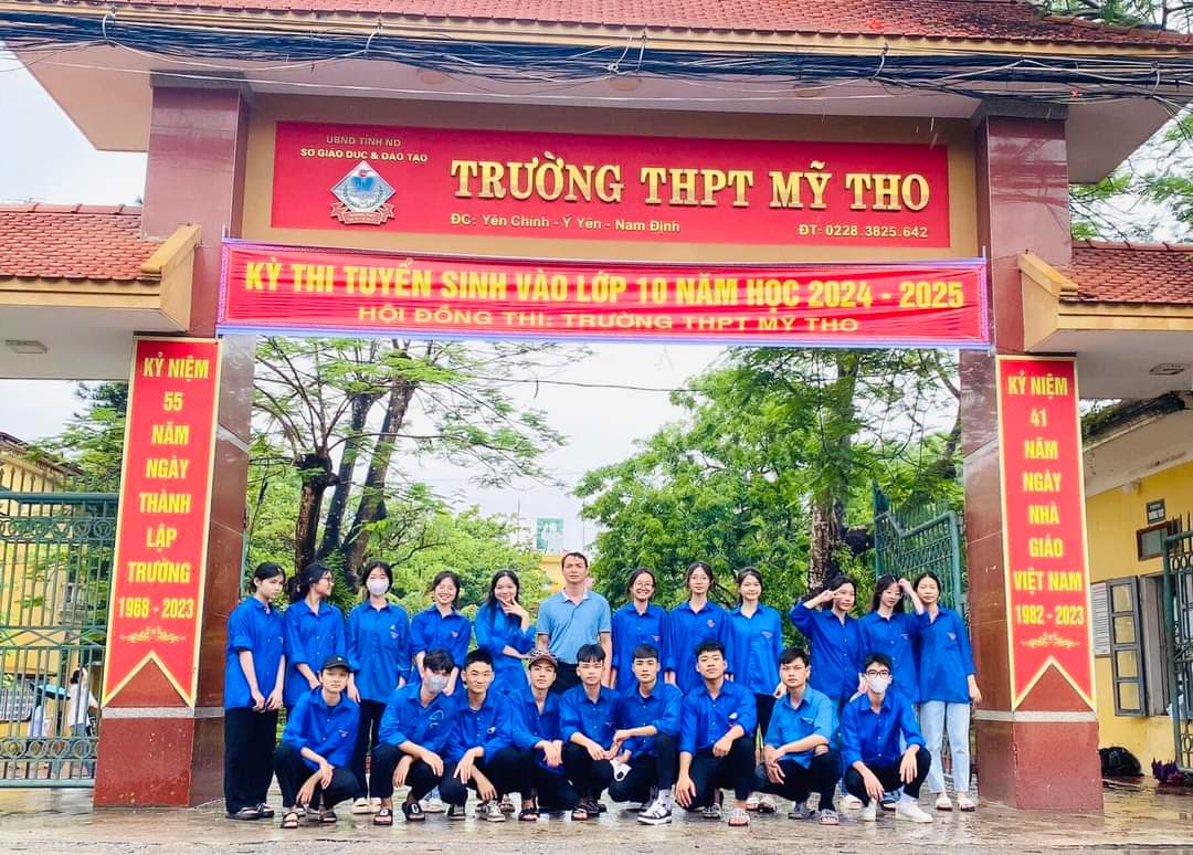 Thủ khoa môn Ngữ văn kỳ thi THPT 2024 ở Nam Định làm gần 12 trang giấy thi- Ảnh 2.