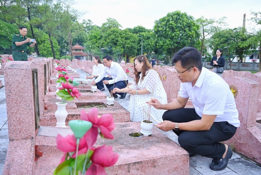 Hội Nhà báo Việt Nam tổ chức các hoạt động tri ân, xã hội thiện nguyện tại tỉnh Nghệ An- Ảnh 4.