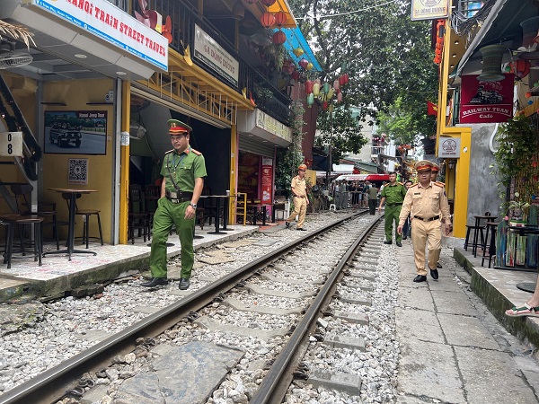 Người dân phố ‘cà phê đường tàu’ ký cam kết đảm bảo ATGT- Ảnh 1.