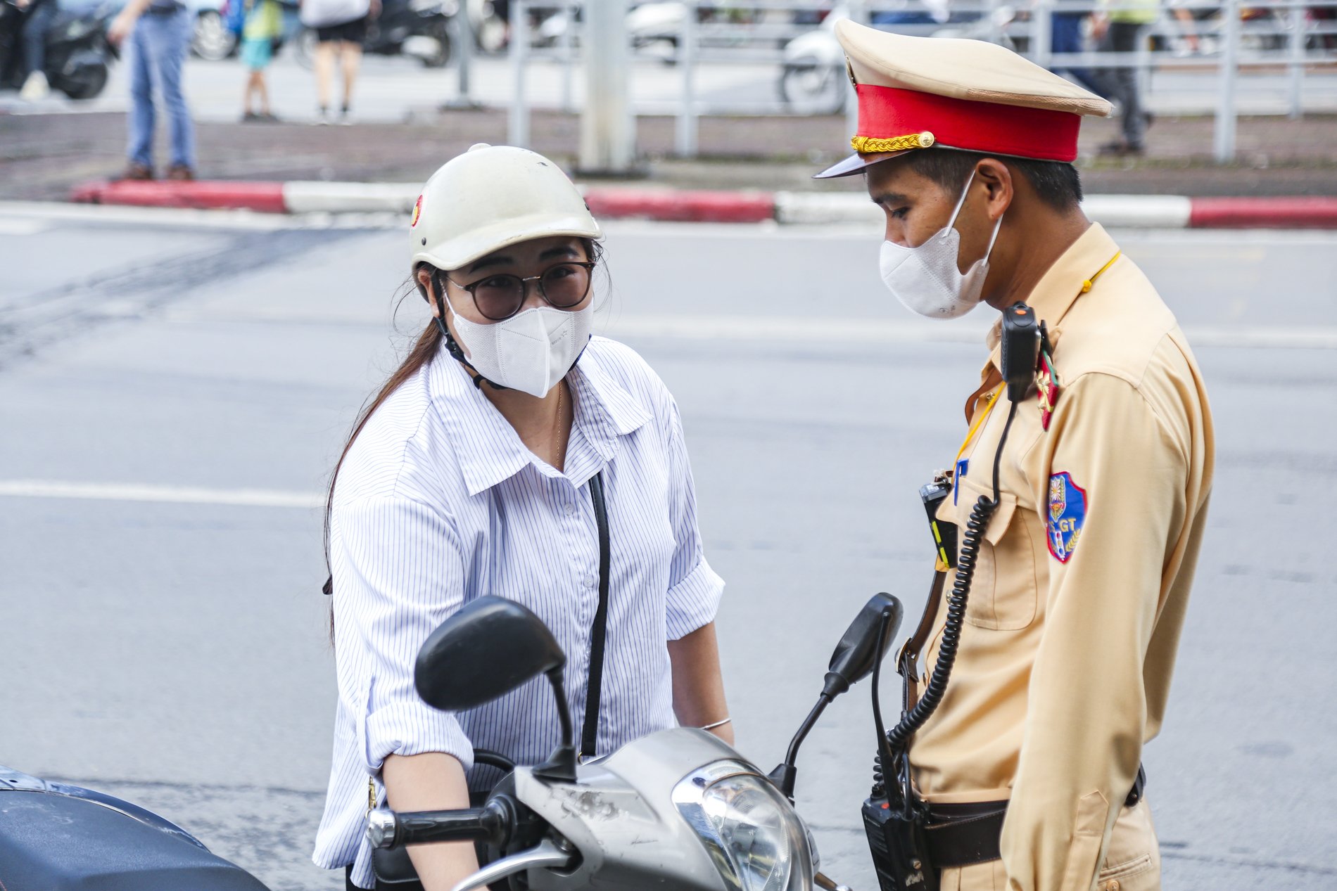 Nhiều tài xế 'ngớ người' vì sáng sớm đã bị lực lượng CSGT kiểm tra- Ảnh 7.