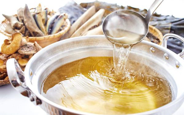 Có nên dùng nước hầm xương thay thế bữa ăn để giảm cân?
