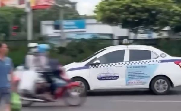 Video: Lái xe taxi đi ngược chiều, gây náo loạn đường phố bị bắt giữ- Ảnh 1.