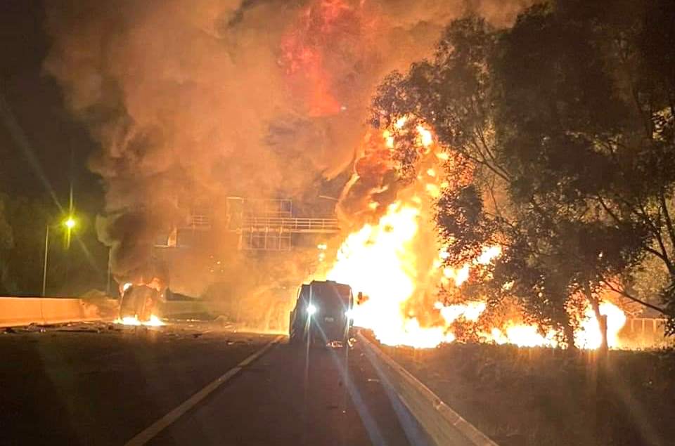 Hé lộ nguyên nhân vụ xe bồn chở xăng dầu bốc cháy trên cao tốc khiến tài xế ô tô tải tử vong- Ảnh 2.