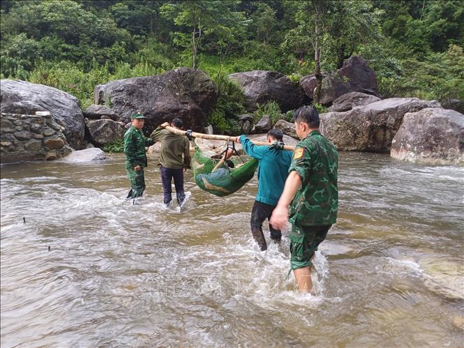 Kịp thời cứu sống người đàn ông bị rơi xuống vực trong rừng- Ảnh 1.