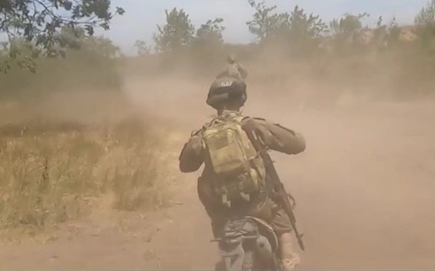 Video binh sĩ Nga phóng xe máy tấn công phá vỡ tuyến phòng thủ Ukraine