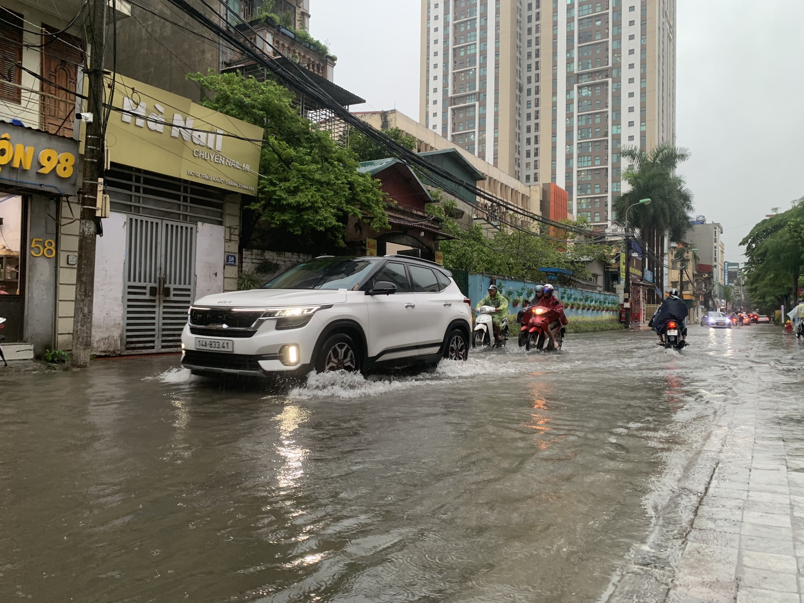 'Lụt từ ngã tư đường phố' người và xe nối đuôi nhau 'bơi' trên đường Hà Nội lúc tan tầm- Ảnh 5.