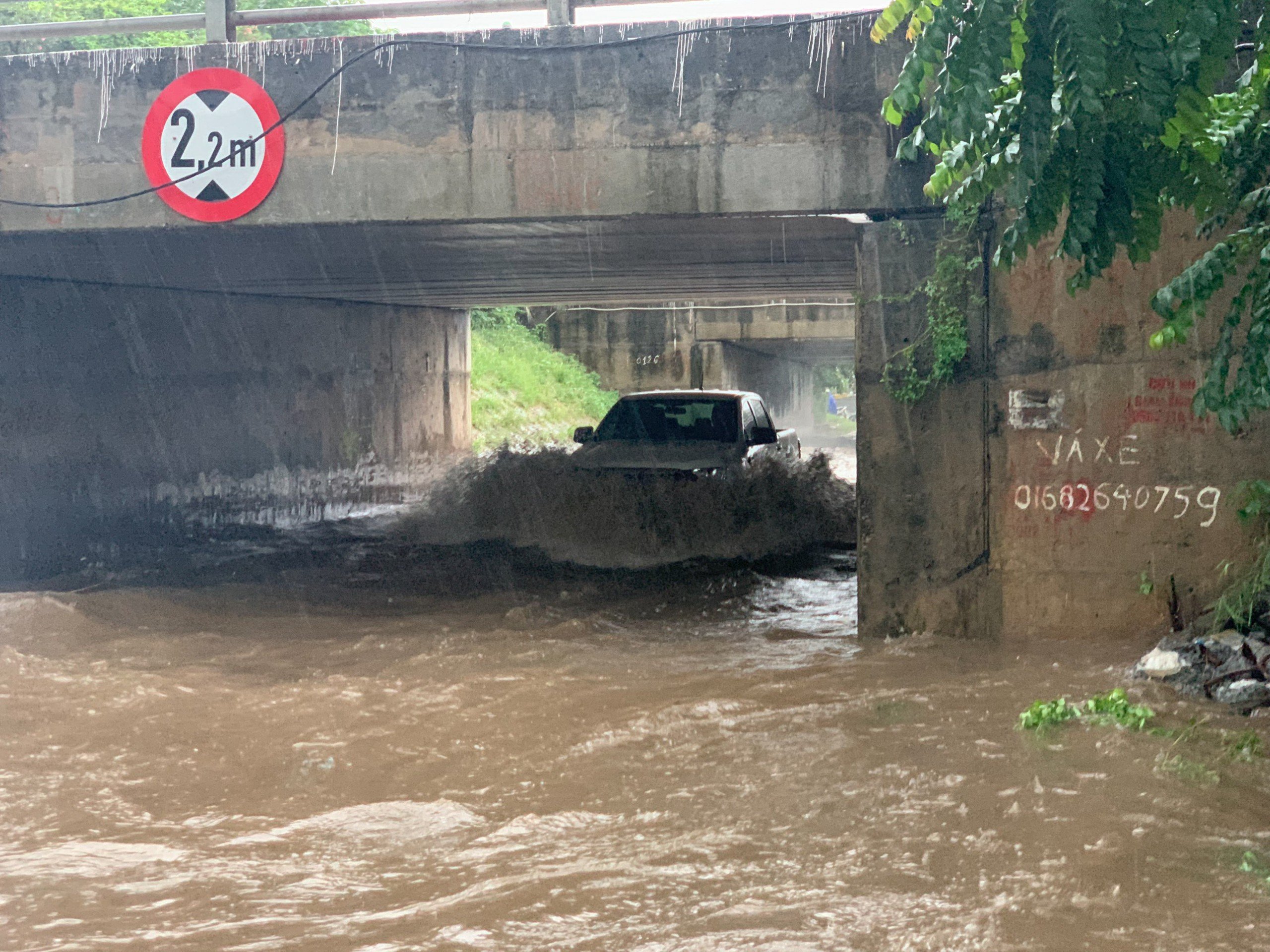 'Lụt từ ngã tư đường phố' người và xe nối đuôi nhau 'bơi' trên đường Hà Nội lúc tan tầm- Ảnh 14.