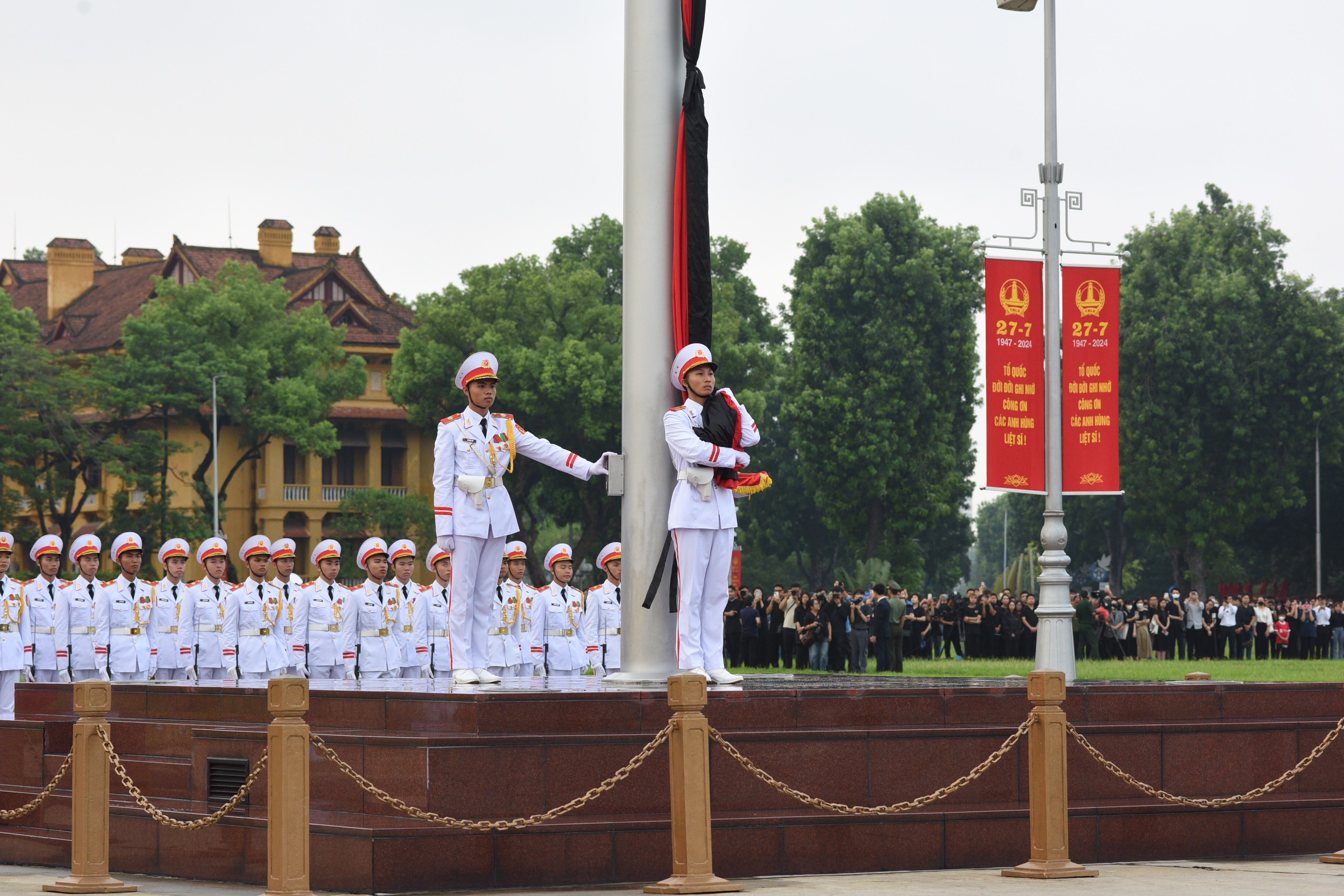 Trang nghiêm Lễ thượng cờ rủ Quốc tang Tổng Bí thư Nguyễn Phú Trọng- Ảnh 2.