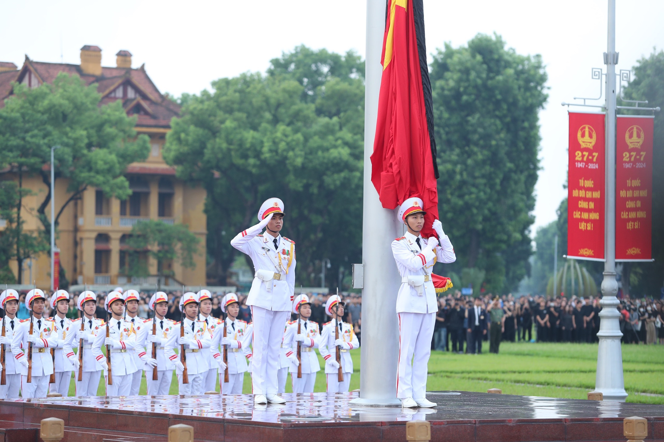 Trang nghiêm Lễ thượng cờ rủ Quốc tang Tổng Bí thư Nguyễn Phú Trọng- Ảnh 3.