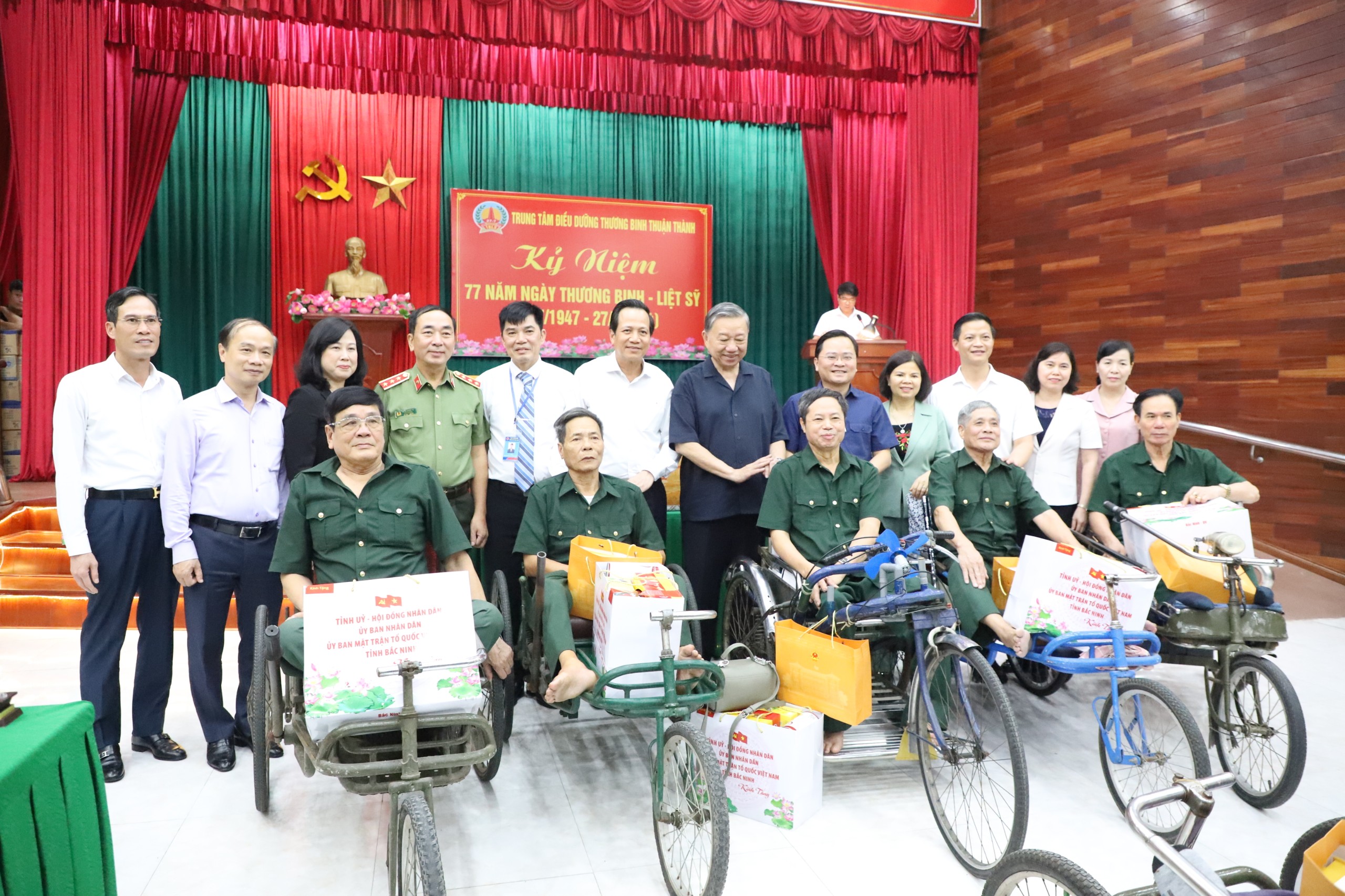 Chủ tịch nước Tô Lâm thăm, tặng quà thương, bệnh binh tại Trung tâm Điều dưỡng thương binh Thuận Thành- Ảnh 5.