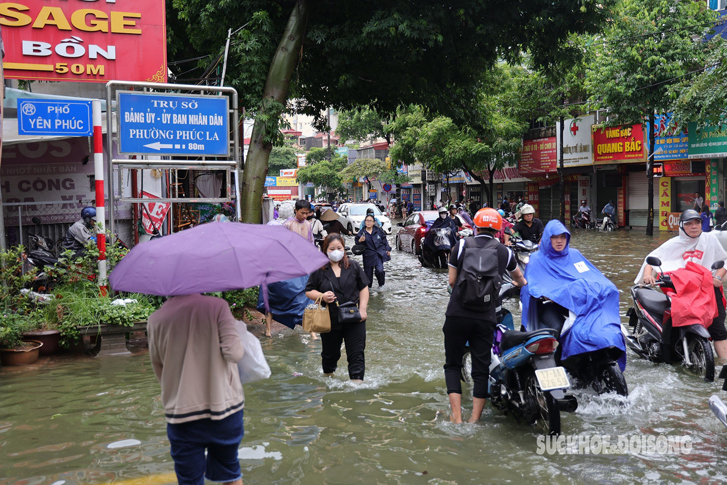 Sau một đêm, nhiều nơi ở Hà Nội vẫn chìm trong biển nước- Ảnh 3.