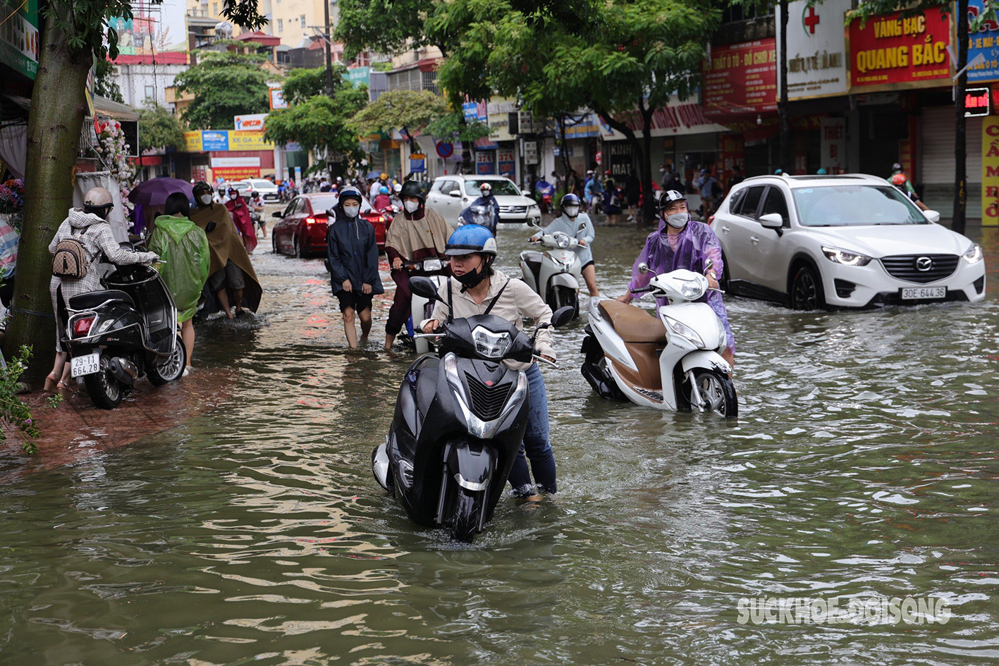 Sau một đêm, nhiều nơi ở Hà Nội vẫn chìm trong biển nước- Ảnh 7.