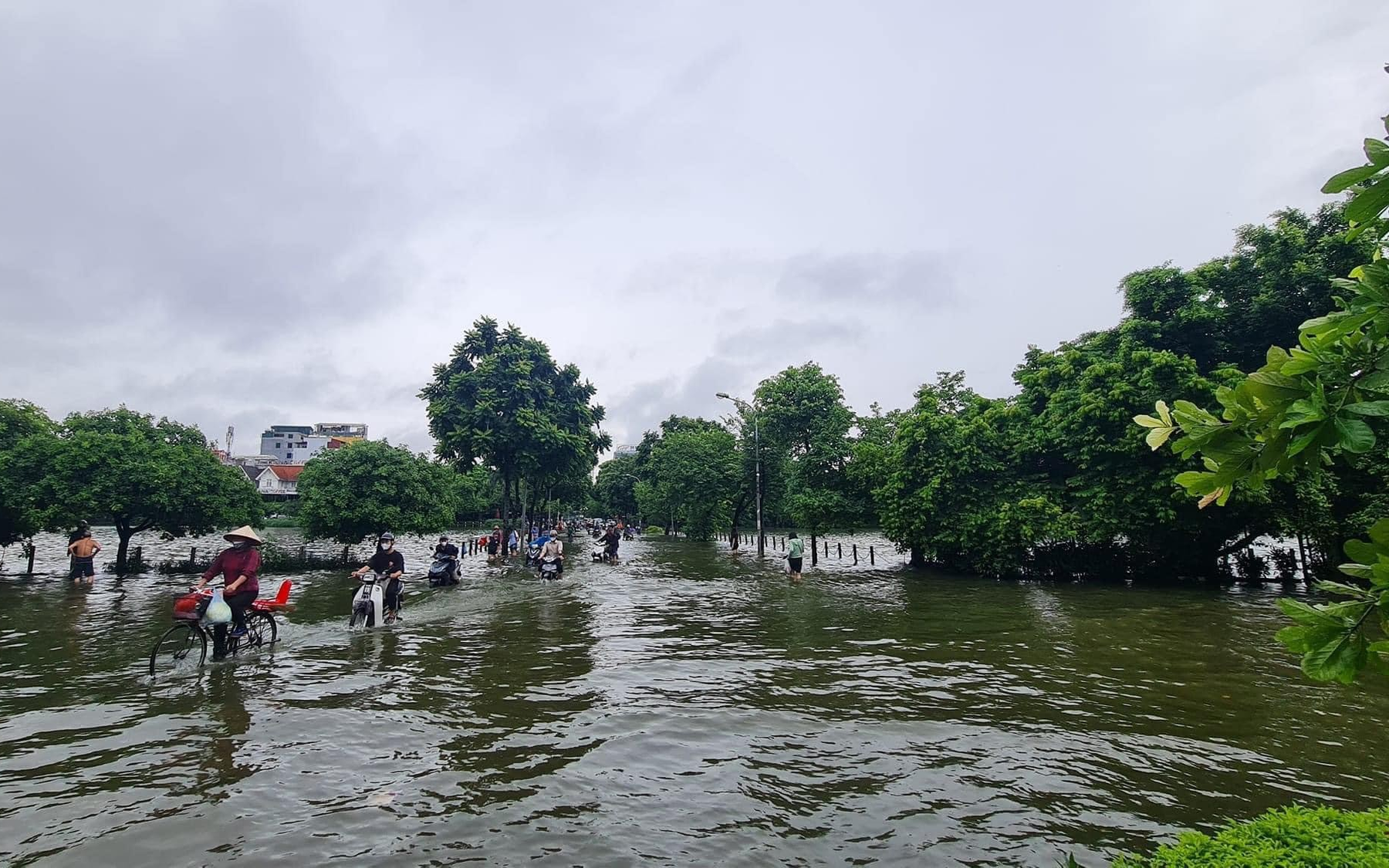 Bão số 2 suy yếu thành áp thấp nhiệt đới, thời tiết mưa lớn vẫn diễn ra ở nhiều nơi